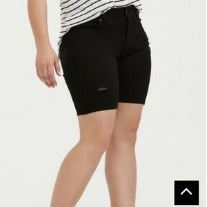 *NWT* Torrid 8 Inch Bombshell High-Rise Short Black Size 24